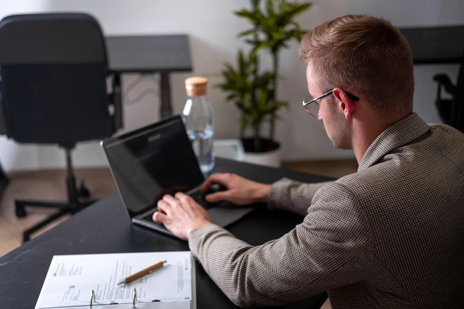 FINABLE Berater bei der Arbeit am Laptop