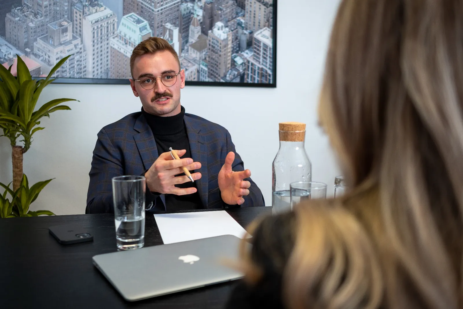 Beratungsgespräch im FINABLE Büro