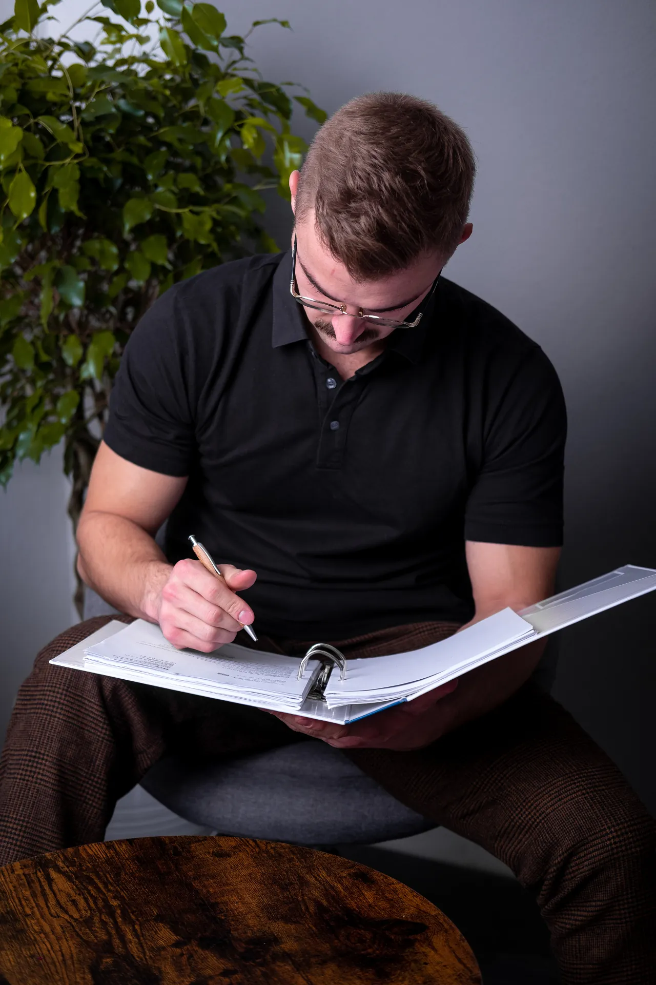 Konzentrierte Arbeit am Vertrag